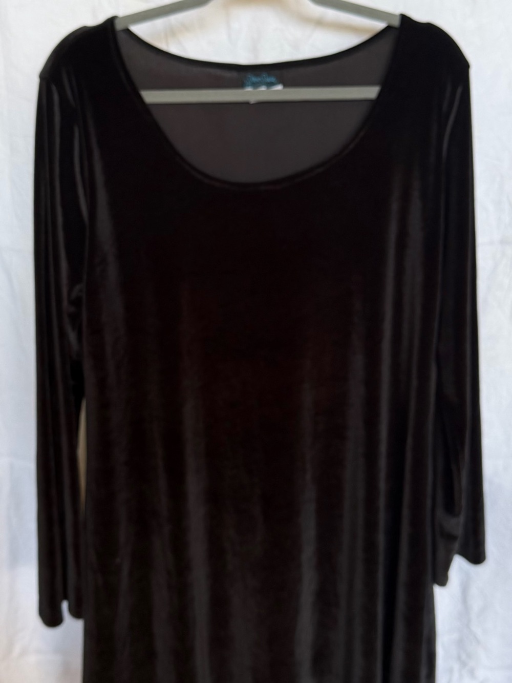 Women's Black Velvet Long-Sleeve Scoop Neck Dress Tee
